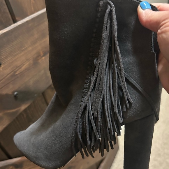 Gianni Bini Gray Suede Peep Toe Heeled Fringe Booties Size 9 - Picture 5 of 11